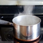 鍋で水を沸かす